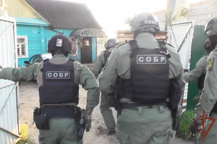 При силовой поддержке спецназа Росгвардии в Новосибирской области задержаны подозреваемые в серии краж