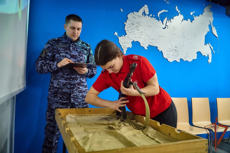 Росгвардия провела дни открытых дверей и уроки мужества для школьников в Сибири