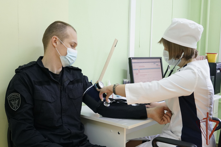 Ведомственную донорскую акцию поддержали росгвардейцы из Новгородской области
