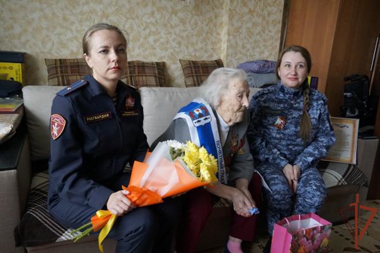 В Великом Новгороде росгвардейцы навестили 102-летнего ветерана Великой Отечественной  войны