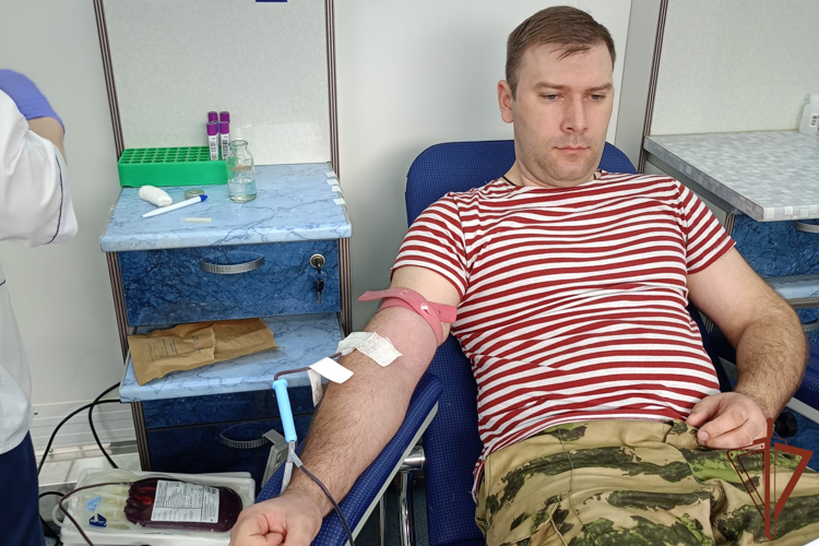 В преддверии Национального дня донора росгвардейцы из Липецка сдали донорскую кровь 