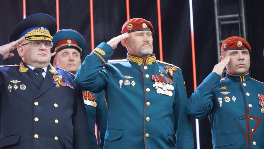 В День Победы росгвардейцы прошли парадным маршем по главной площади Саратова (видео)