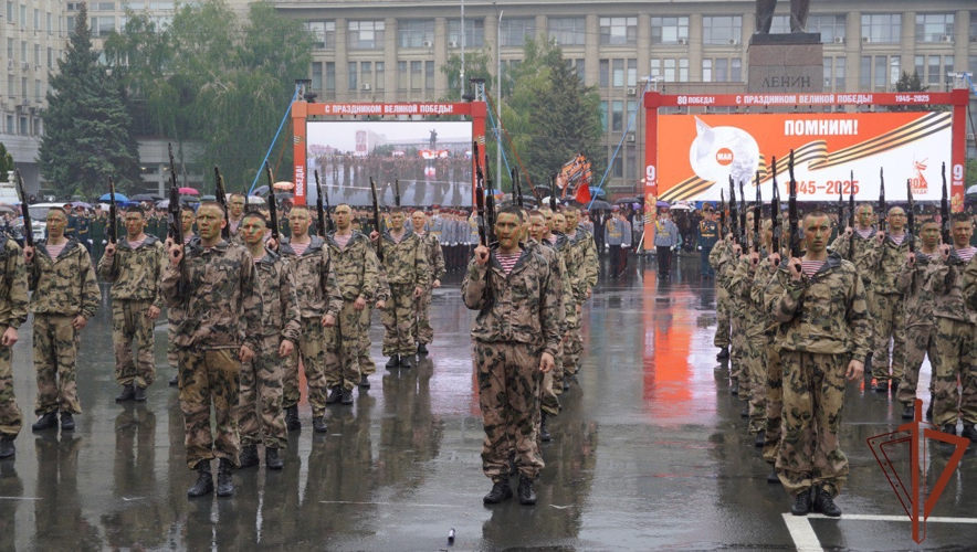 В День Победы росгвардейцы прошли парадным маршем по главной площади Саратова (видео)