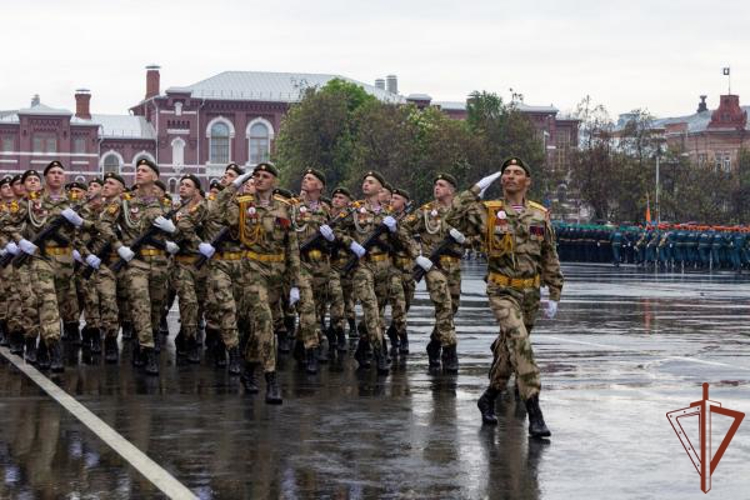 В День Победы росгвардейцы прошли парадным маршем по главной площади Саратова (видео)