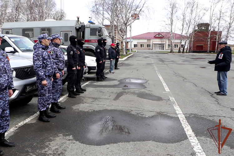 В Уральском округе Росгвардии поддержали всероссийскую акцию «Бессмертный автополк» (видео)