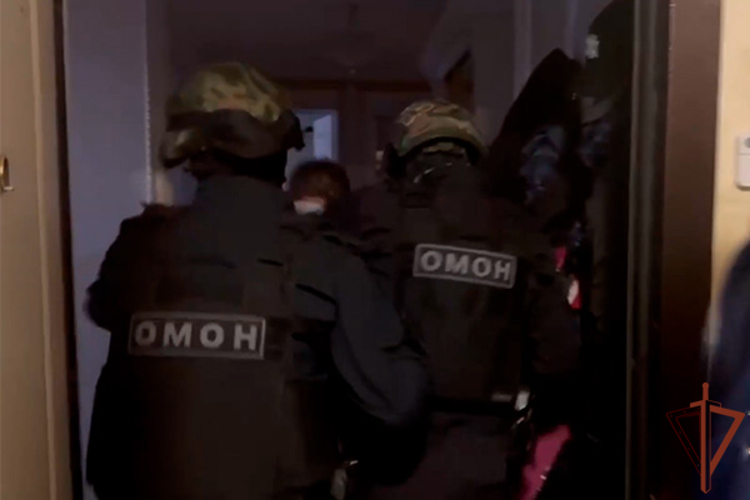 При силовой поддержке спецназа Росгвардии в Москве задержаны подозреваемые в мошенничестве (видео)