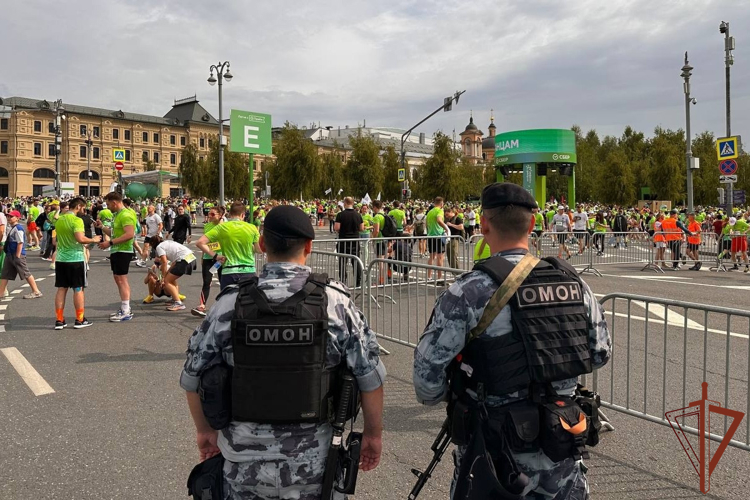Росгвардейцы обеспечили безопасность проведения крупнейшего полумарафона страны