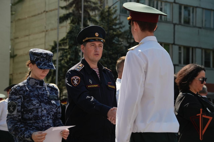 Сотрудники Росгвардии в Москве поздравили первокурсников подшефного колледжа с принятием клятвы курсанта (видео)