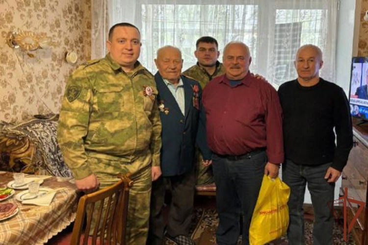 В Ярославле росгвардейцы навестили ветерана Великой Отечественной войны