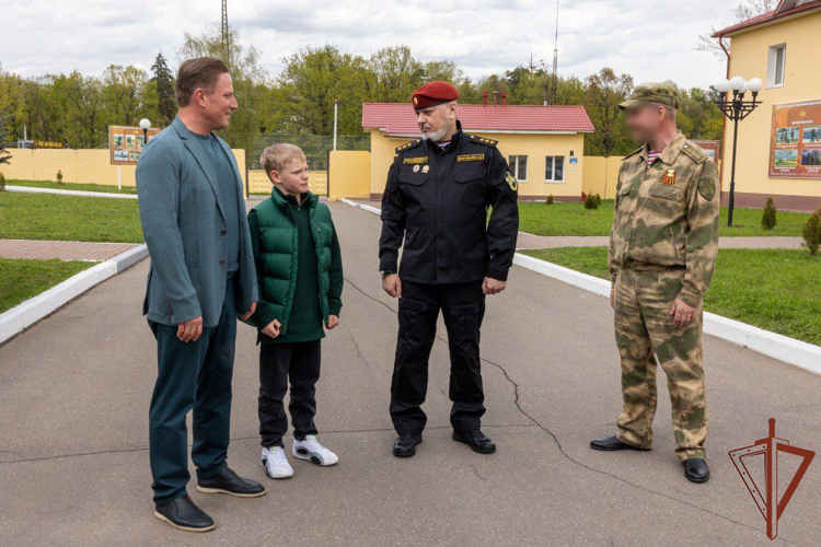 Представителей институтов гражданского общества познакомили с работой кинологического центра Росгвардии (видео)
