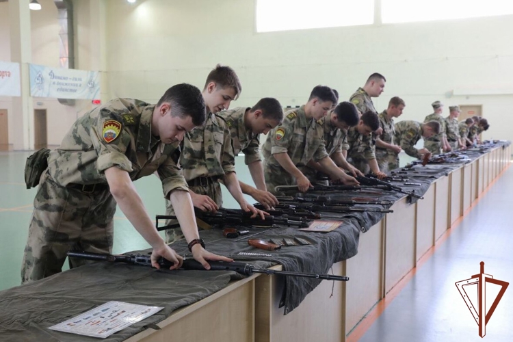 Кадеты Росгвардии успешно осваивают профессию защитника Отечества на военно-полевом сборе (видео)