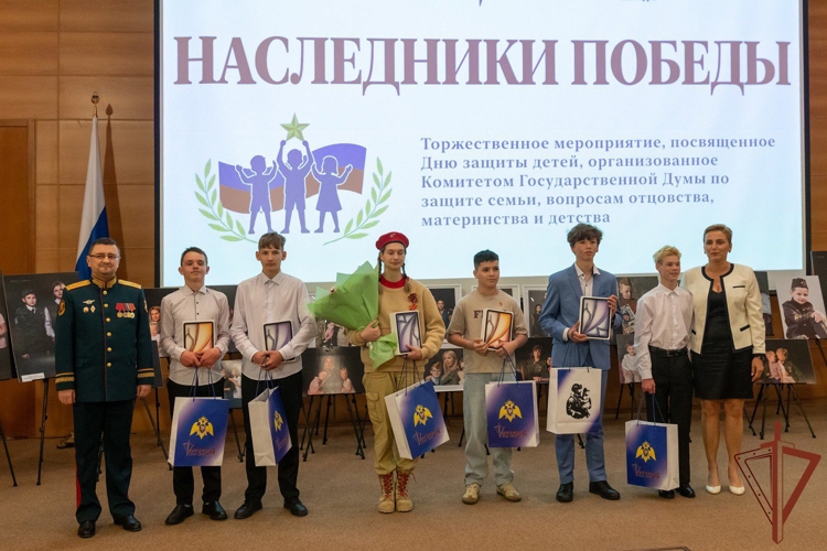 Росгвардия и АНО «Победоносец» вручили ценные подарки детям – участникам проекта «Мы – наследники Победы»
