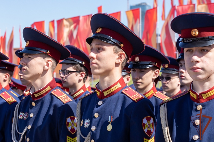 Кадеты Росгвардии – правнуки героев Великой Отечественной войны – стали участниками парада «Не прервется связь поколений!» (видео)