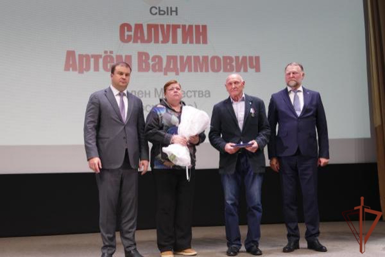 Награду общественного признания в Омске вручили отцу сотрудника СОБР Росгвардии, погибшего в зоне СВО