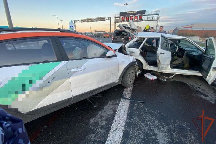 Сотрудники Росгвардии пришли на помощь водителю и пассажирам автомобиля, пострадавшим в результате аварии на КАД в Петербурге