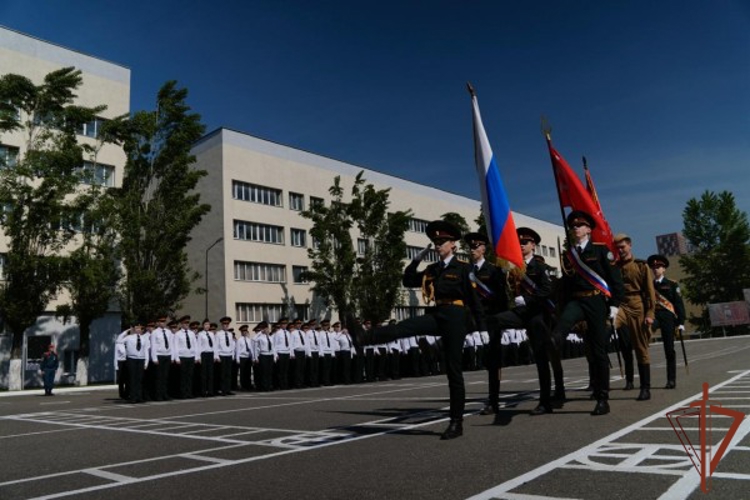 Сотрудники Росгвардии в Москве поздравили первокурсников подшефного колледжа с принятием клятвы курсанта (видео)