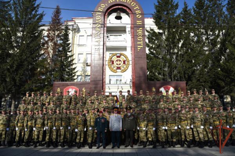 Военнослужащие и сотрудники Росгвардии в городах Сибири прошли торжественным маршем в День Победы (видео)