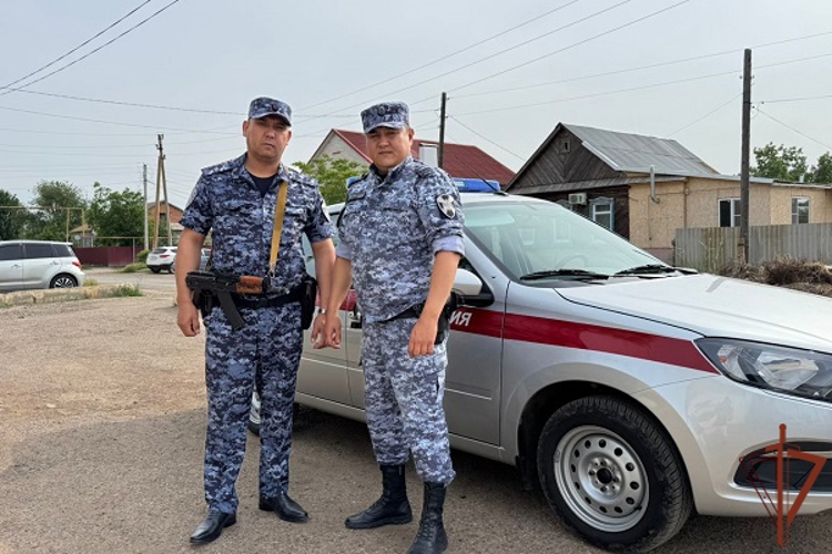 В Астраханской области росгвардейцы помогли вернуться домой заблудившейся пожилой женщине