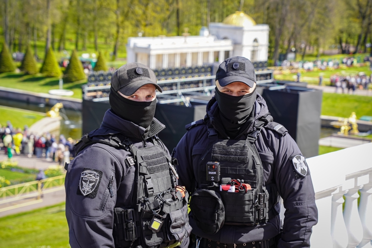 Росгвардейцы обеспечили безопасность весеннего праздника фонтанов в Петергофе