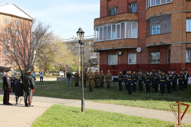 В Новосибирске дан старт патриотической акции Росгвардии «Парад у дома ветерана»