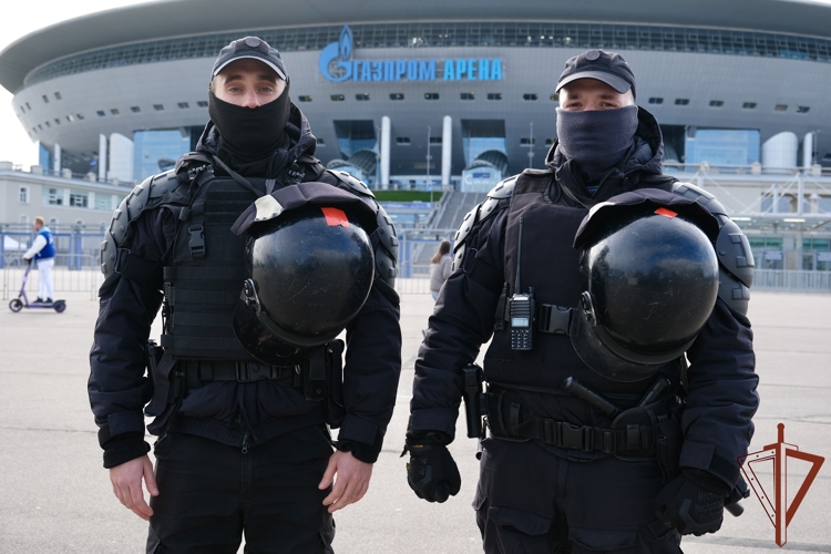 Военнослужащие и сотрудники Росгвардии обеспечили безопасность футбольного матча в Санкт-Петербурге