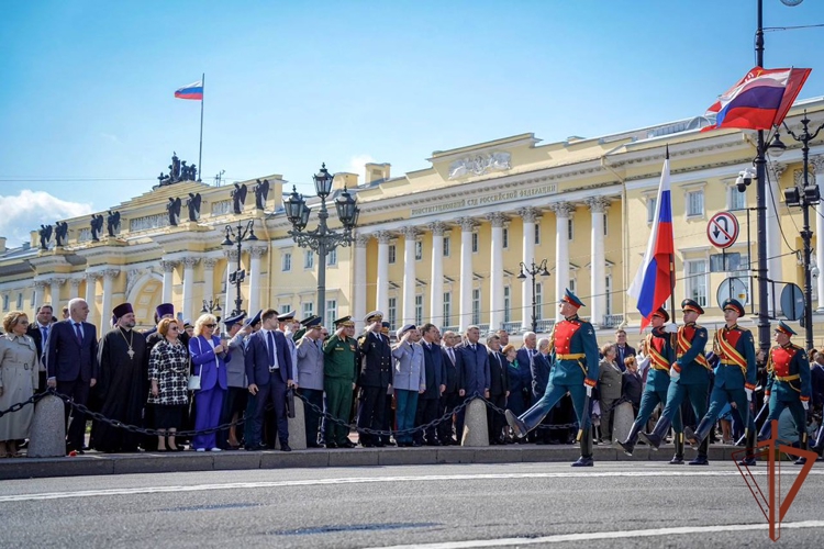 В честь Дня города Санкт-Петербурга делегация Северо-Западного округа Росгвардии возложила цветы к памятнику Петру Великому