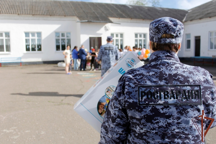Детский реабилитационный центр посетили с подарками росгвардейцы в Херсонской области