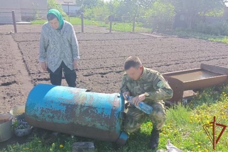 В Алтайском крае росгвардейцы оказали помощь матери погибшего сослуживца 