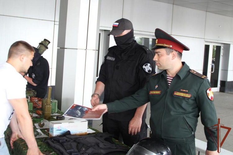 В Уральском округе Росгвардии проходят профориентационные мероприятия 