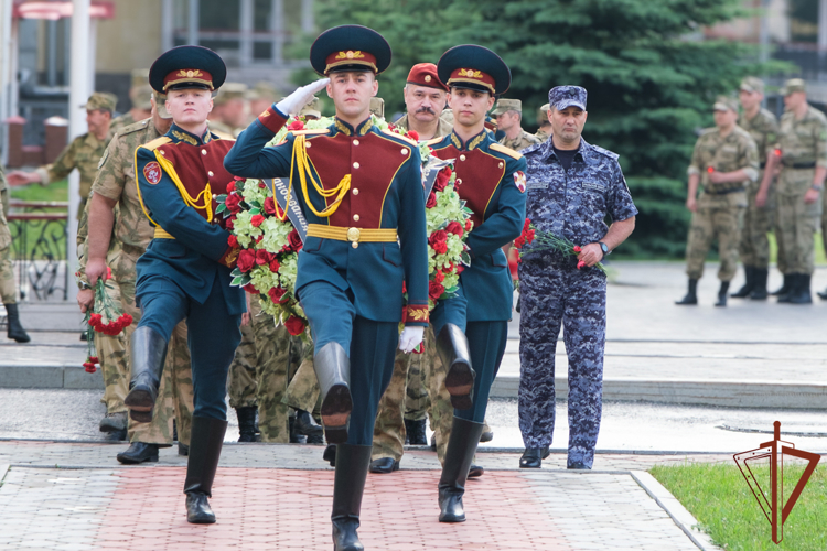В День памяти и скорби временно исполняющий должность командующего Уральским округом Росгвардии принял участие в памятных мероприятиях