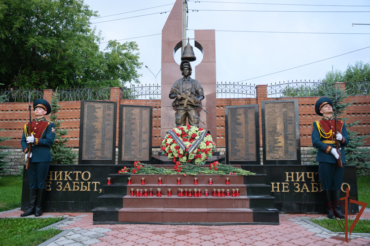 В День памяти и скорби временно исполняющий должность командующего Уральским округом Росгвардии принял участие в памятных мероприятиях