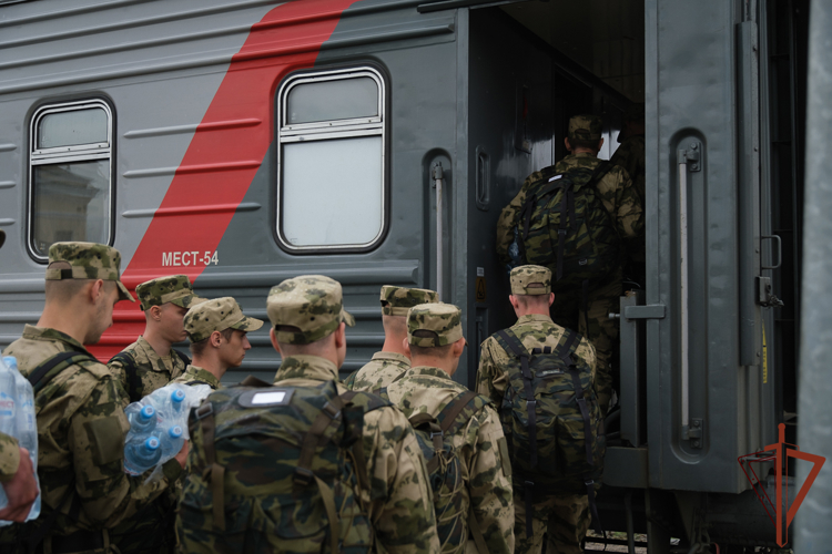 Новобранцы с Урала отправились служить в элитное соединение Росгвардии
