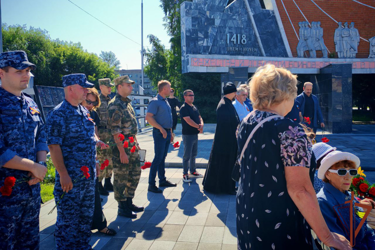 Мероприятия ко Дню памяти и скорби прошли в Сибирском округе Росгвардии