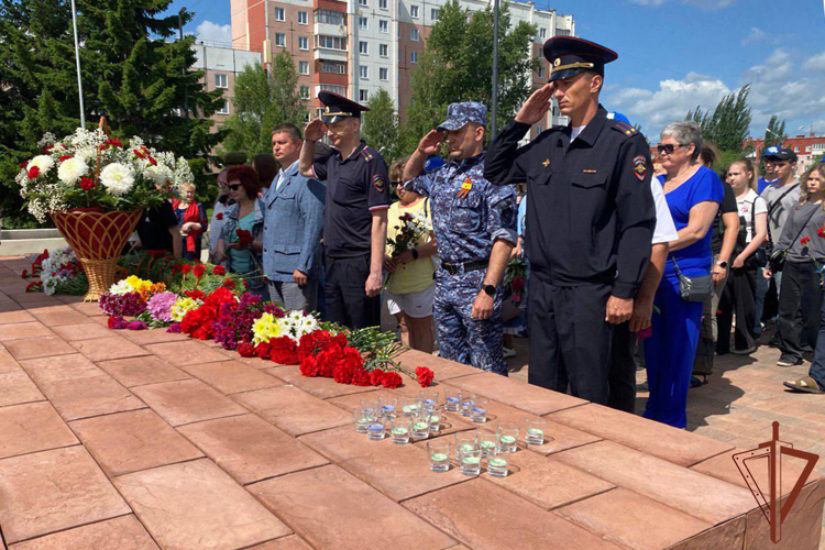 Мероприятия ко Дню памяти и скорби прошли в Сибирском округе Росгвардии