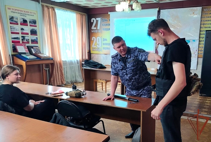 Мероприятия с допризывной молодежью провели росгвардейцы в Сибири