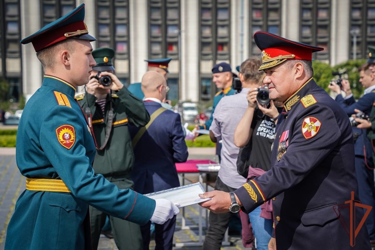 Первый выпуск офицеров Военной ордена Жукова академии войск национальной гвардии Российской Федерации состоялся в Санкт-Петербурге (видео)