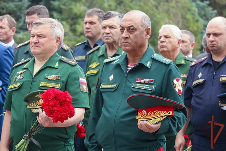 Представители командования Южного округа Росгвардии приняли участие в возложении цветов к мемориалу участникам Великой Отечественной войны 