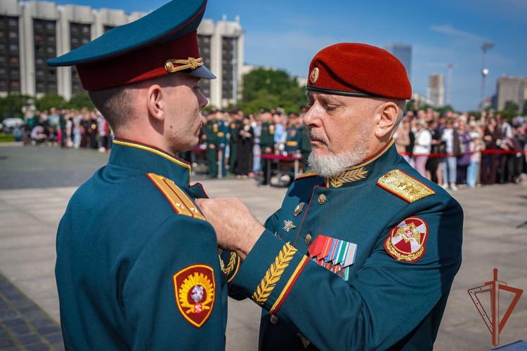 Первый выпуск офицеров Военной ордена Жукова академии войск национальной гвардии Российской Федерации состоялся в Санкт-Петербурге (видео)