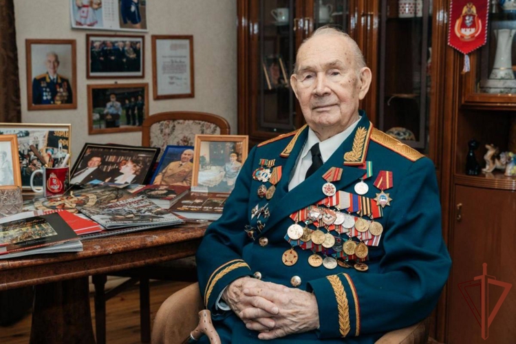 Росгвардия поздравляет со 100-летием ветерана Великой Отечественной войны генерал-майора в отставке Евгения Чусова (видео)