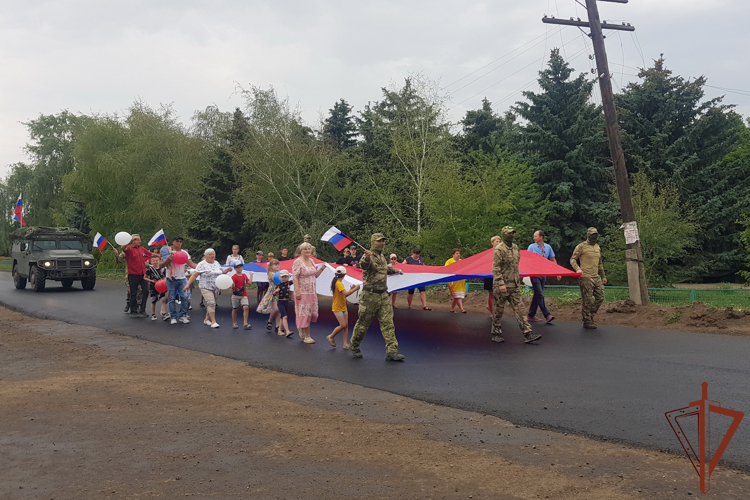 В День России росгвардейцы проводят  патриотические мероприятия для жителей Луганщины (видео)
