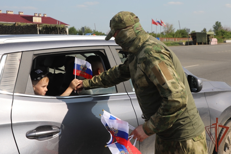 В День России росгвардейцы проводят  патриотические мероприятия для жителей Луганщины (видео)