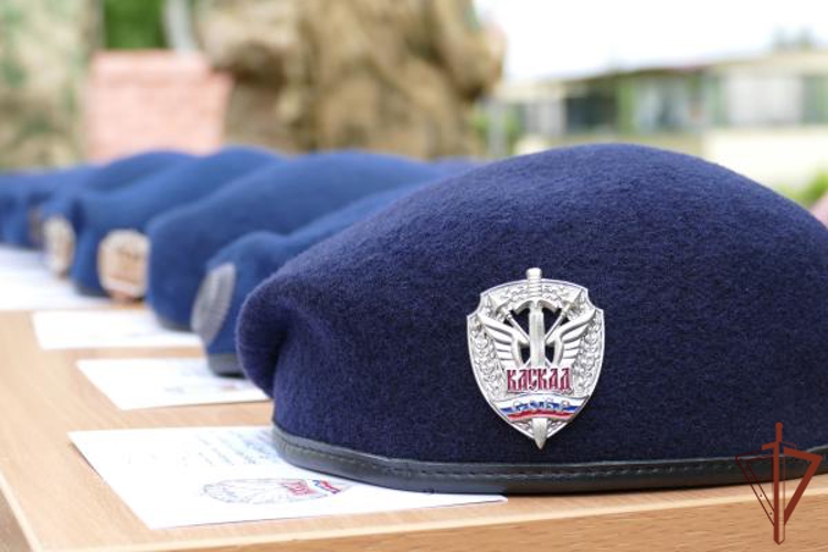 Сотрудники спецподразделений Сибирского округа Росгвардии сдали зачеты на право ношения знака отличия полицейского спецназа