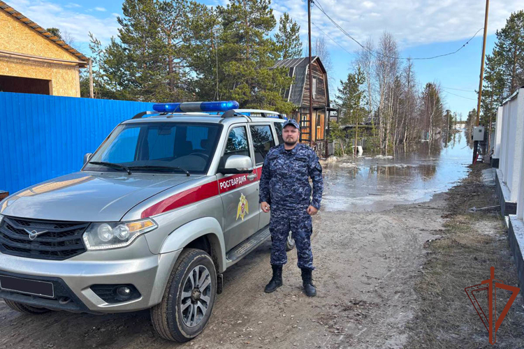 На Ямале росгвардейцы обеспечивают безопасность в период весеннего паводка