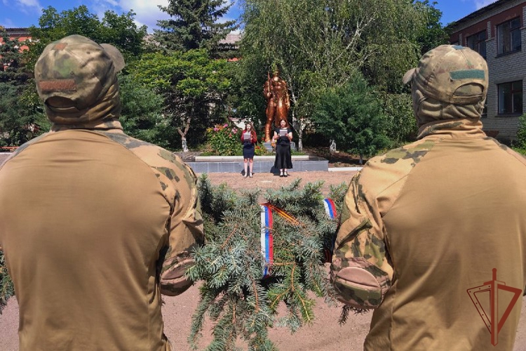 В ЛНР росгвардейцы приняли участие в мероприятиях, посвященных Дню памяти и скорби (видео)