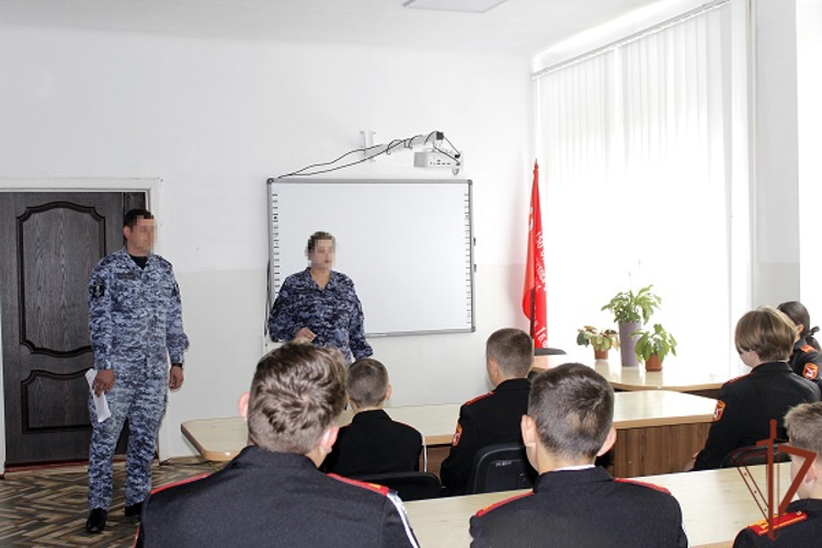 В Херсонской области росгвардейцы провели занятие для учеников подшефного класса