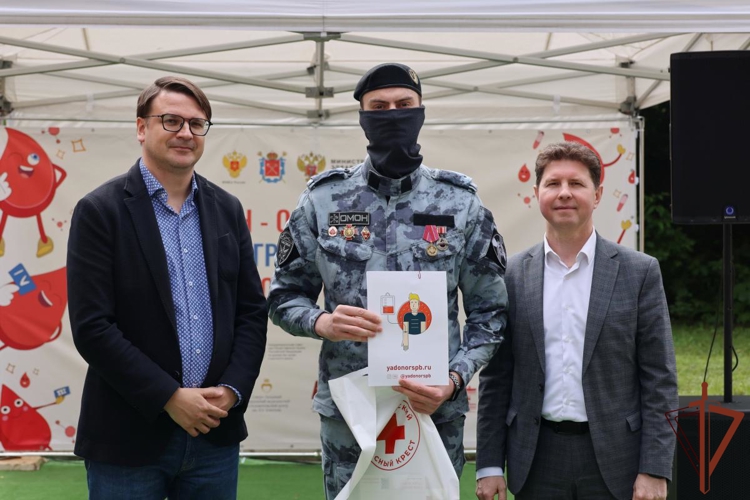 В Санкт-Петербурге росгвардейцы награждены за вклад в донорское движение