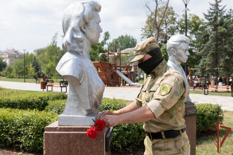 В ЛНР росгвардейцы отдали дань памяти участникам «Молодой гвардии»