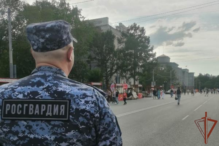 Сотрудники Росгвардии обеспечили безопасность празднования Дня молодежи и школьных выпускных вечеров в Сибири