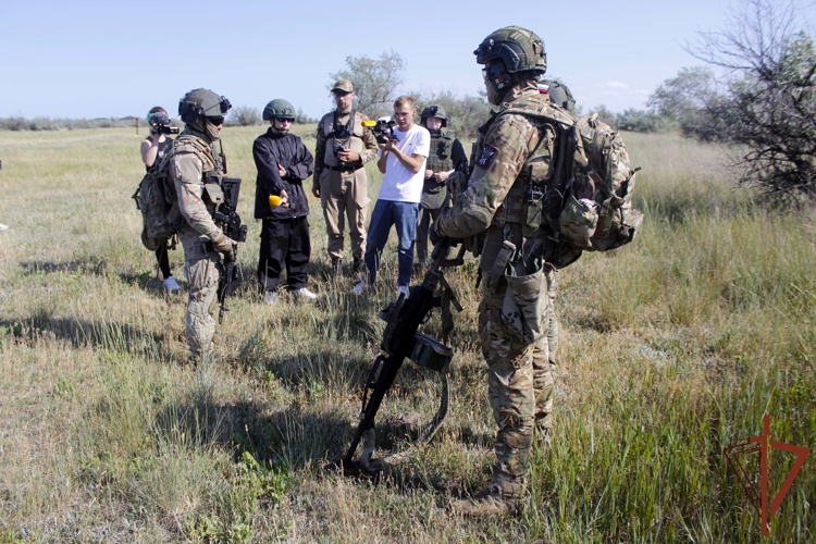 Журналисты примерили на себя роль бойцов спецназа Росгвардии в Херсонской области