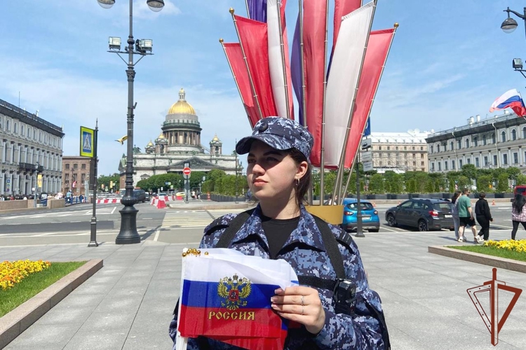 Военнослужащие и сотрудники Росгвардии в Санкт-Петербурге обеспечили правопорядок на праздничных мероприятий в День России